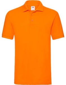 En orange polo t-shirt med korte ærmer og en krave med to knapper. Baggrunden er hvid.