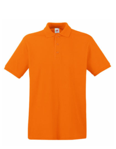En orange poloshirt med korte ærmer, tre knapper, og en lille hvid etiket med et logo på kraven, placeret mod en hvid baggrund.