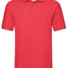 Rød poloshirt hænger frit, lavet af ensfarvet stof, med en krave og to knapper foran. Befinder sig mod en hvid baggrund.