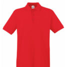 En rød polo shirt med korte ærmer og knapper foran, hænger mod en hvid baggrund.
