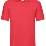 Rød poloshirt hænger frit, lavet af ensfarvet stof, med en krave og to knapper foran. Befinder sig mod en hvid baggrund.