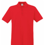 En rød polo shirt med korte ærmer og knapper foran, hænger mod en hvid baggrund.