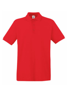 En rød polo shirt med korte ærmer og knapper foran, hænger mod en hvid baggrund.