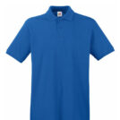 Blå polo t-shirt, kortærmet med krave og tre knapper i fronten, hængende foran hvid baggrund.
