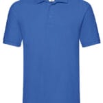 Blå poloshirt med korte ærmer og tre knapper på fronten. Baggrunden er hvid. En lille etiket med et logo og tekst er synlig indeni kraven.