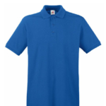 Blå polo t-shirt, kortærmet med krave og tre knapper i fronten, hængende foran hvid baggrund.