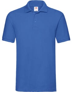 Blå poloshirt med korte ærmer og tre knapper på fronten. Baggrunden er hvid. En lille etiket med et logo og tekst er synlig indeni kraven.