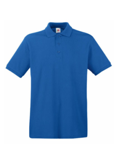 Blå polo t-shirt, kortærmet med krave og tre knapper i fronten, hængende foran hvid baggrund.