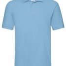 Lyseblå T-shirt med krave og tre knapper foran, mærket "Fruit of the Loom" i nakken.