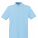 Lyseblå poloshirt med korte ærmer og tre knapper foran, hænger på en hvid baggrund. Et mærke tag kan ses ved halskraven.