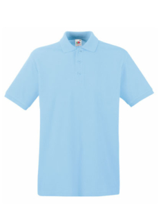 Lyseblå poloshirt med korte ærmer og tre knapper foran, hænger på en hvid baggrund. Et mærke tag kan ses ved halskraven.