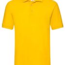 En gul poloshirt med korte ærmer og to knapper foran, hængende mod en hvid baggrund.