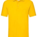 En gul poloshirt med korte ærmer og to knapper foran, hængende mod en hvid baggrund.