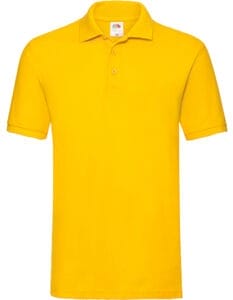 En gul poloshirt med korte ærmer og to knapper foran, hængende mod en hvid baggrund.