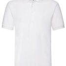 Hvid polo-shirt hænger på en neutral baggrund. Kraven er opretstående, og der er to knapper ved halsen. Et lille mærke med et farverigt logo kan ses indeni kraven.