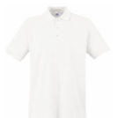 En hvid kortærmet polo shirt med tre knapper ved halsen hænger frit i luften. Baggrunden er hvid og enkel.