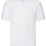 Hvid polo-shirt hænger på en neutral baggrund. Kraven er opretstående, og der er to knapper ved halsen. Et lille mærke med et farverigt logo kan ses indeni kraven.