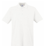 En hvid kortærmet polo shirt med tre knapper ved halsen hænger frit i luften. Baggrunden er hvid og enkel.