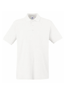 En hvid kortærmet polo shirt med tre knapper ved halsen hænger frit i luften. Baggrunden er hvid og enkel.