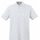 Grå poloshirt med korte ærmer, tre knapper, og klassisk krave, hænger i en hvid baggrund.