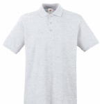 Grå poloshirt med korte ærmer, tre knapper, og klassisk krave, hænger i en hvid baggrund.