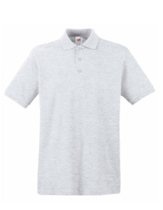 Grå poloshirt med korte ærmer, tre knapper, og klassisk krave, hænger i en hvid baggrund.