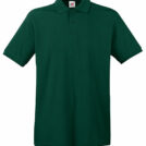 En grøn polo-shirt med krave og tre knapper foran, hænger uden baggrund.