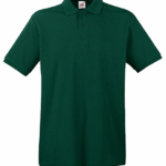 En grøn polo-shirt med krave og tre knapper foran, hænger uden baggrund.
