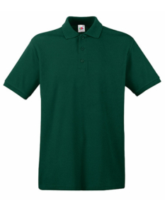 En grøn polo-shirt med krave og tre knapper foran, hænger uden baggrund.