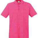 Lyserød poloshirt hænger frit mod en hvid baggrund. Skjorten har korte ærmer, en krave med tre knapper og en lille label ved kraven.