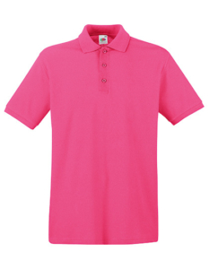 Lyserød poloshirt hænger frit mod en hvid baggrund. Skjorten har korte ærmer, en krave med tre knapper og en lille label ved kraven.