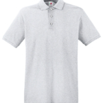 En grå poloshirt med korte ærmer og tre knapper i en krave, placeret foran på en hvid baggrund.