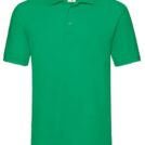 En grøn poloshirt med korte ærmer og en krave med to knapper. I nakken er der en syet etiket med et logo.