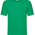En grøn poloshirt med korte ærmer og en krave med to knapper. I nakken er der en syet etiket med et logo.
