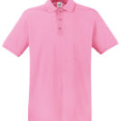 Lyserød polo shirt med korte ærmer og tre knapper i halsen, hængende mod en ren, hvid baggrund.