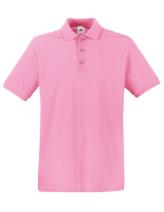 Lyserød polo shirt med korte ærmer og tre knapper i halsen, hængende mod en ren, hvid baggrund.
