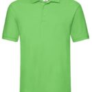 En lysegrøn poloshirt hænger frit. Shirtens design inkluderer korte ærmer og en knaplukning med tre knapper ved kraven. Konteksten er en simpel, neutral baggrund.