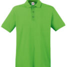 En grøn poloshirt med korte ærmer og tre knapper foran, hænger mod en hvid baggrund.