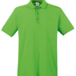 En grøn poloshirt med korte ærmer og tre knapper foran, hænger mod en hvid baggrund.