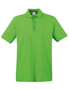 En grøn poloshirt med korte ærmer og tre knapper foran, hænger mod en hvid baggrund.