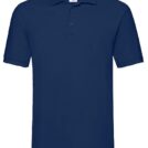 En mørkeblå polo shirt med kortærmet design og tre knapper ved kraven. I en neutral baggrund, er der en lille mærkat på indersiden af kraven med en frugtsymbol.