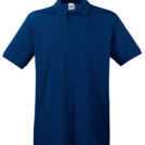 Mørkeblå polo-shirt på hvid baggrund, har korte ærmer, krave og tre knapper ved halsen. En lille etiket med farverige frugter er synlig ved kraven.