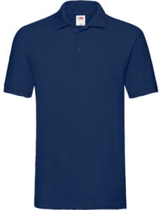 En mørkeblå polo shirt med kortærmet design og tre knapper ved kraven. I en neutral baggrund, er der en lille mærkat på indersiden af kraven med en frugtsymbol.