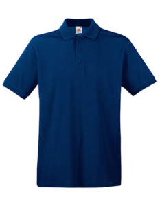 Mørkeblå polo-shirt på hvid baggrund, har korte ærmer, krave og tre knapper ved halsen. En lille etiket med farverige frugter er synlig ved kraven.