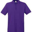 En lilla poloshirt med korte ærmer hænger neutralt mod en hvid baggrund. Tekst: "Fruit of the Loom" på mærket ved kraven.