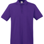 En lilla poloshirt med korte ærmer hænger neutralt mod en hvid baggrund. Tekst: "Fruit of the Loom" på mærket ved kraven.