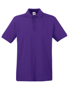 En lilla poloshirt med korte ærmer hænger neutralt mod en hvid baggrund. Tekst: "Fruit of the Loom" på mærket ved kraven.