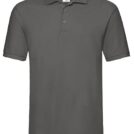 Grå poloshirt med korte ærmer og krave samt to knapper foran. Marken Fruit of the Loom ses etiketten bag i nakken. Skjorten er uden mønstre eller andre dekorationer.