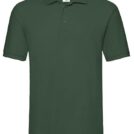 Grøn poloshirt hænger frit med to knapper lukket, mærke indeni kraven. Baggrund er enkel og ensfarvet.