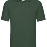 Grøn poloshirt hænger frit med to knapper lukket, mærke indeni kraven. Baggrund er enkel og ensfarvet.